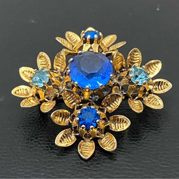 Vintage Austrian Crystal Ornate Gold Tone Filigree Blue Crystal Brooch 6.5g - Picture 4 of 15